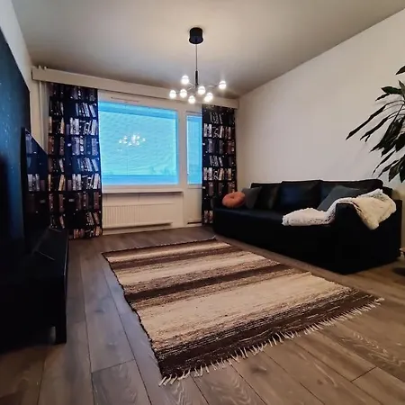 Valoisa Kaupunkikoti Hyvalla Tyoskentelytilalla Apartamento *